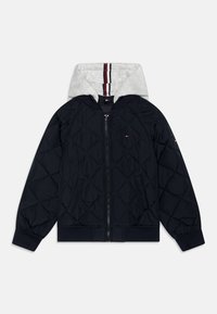 Námořnická prošívaná bunda se šedou kapucí, zipovým zavíráním, ribkovanými manžetami a spodním lemem, obsahuje pruhované podšívku kapuce a malou logo aplikaci na prsou.