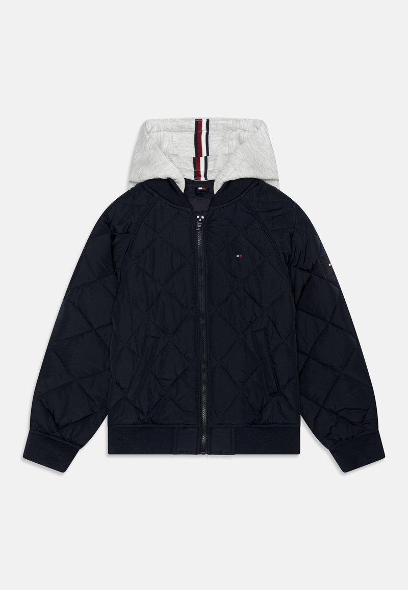 Námořnická prošívaná bunda se šedou kapucí, zipovým zavíráním, ribkovanými manžetami a spodním lemem, obsahuje pruhované podšívku kapuce a malou logo aplikaci na prsou.