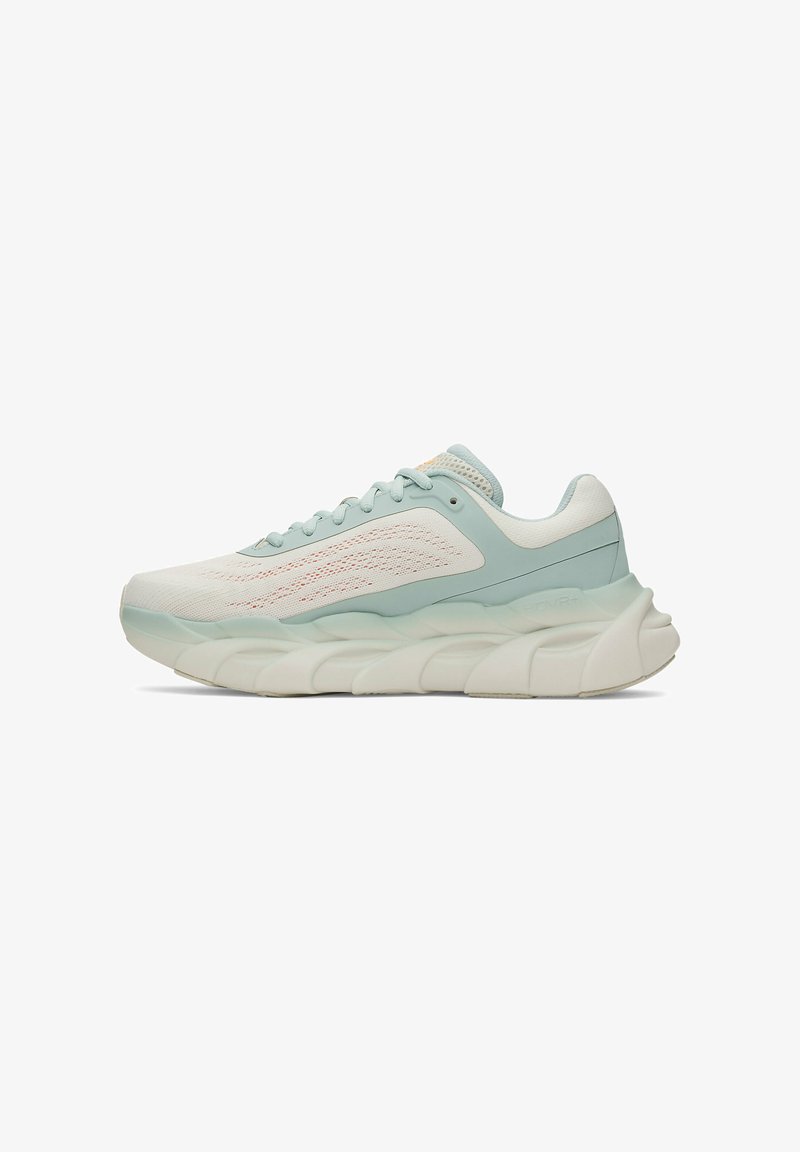 Scarpa da corsa azzurro chiaro e crema con tomaia in mesh, chiusura con lacci e suola spessa e ammortizzata progettata per comfort e supporto.