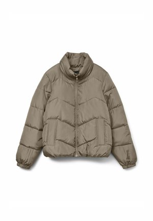 Chaqueta tipo puffer en beige apagado, con un alto cuello, cierre de cremallera, patrón en forma de chevrón en la tela y bolsillos laterales con puños elásticos.