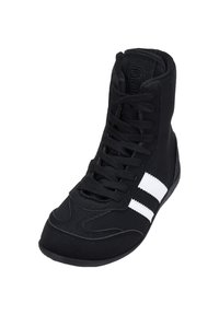 Zapatilla deportiva negra con diseño de caña alta, parte superior de tela, cordones negros y dos rayas blancas a lo largo del costado. Suela de goma para agarre.