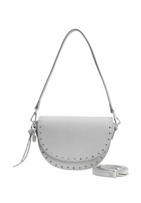 Sac bandoulière en similicuir gris avec un rabat arrondi, des clous argentés le long du bord, et une sangle amovible. Texture lisse.