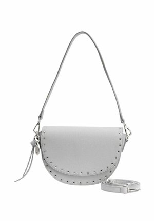 Sac bandoulière en similicuir gris avec un rabat arrondi, des clous argentés le long du bord, et une sangle amovible. Texture lisse.