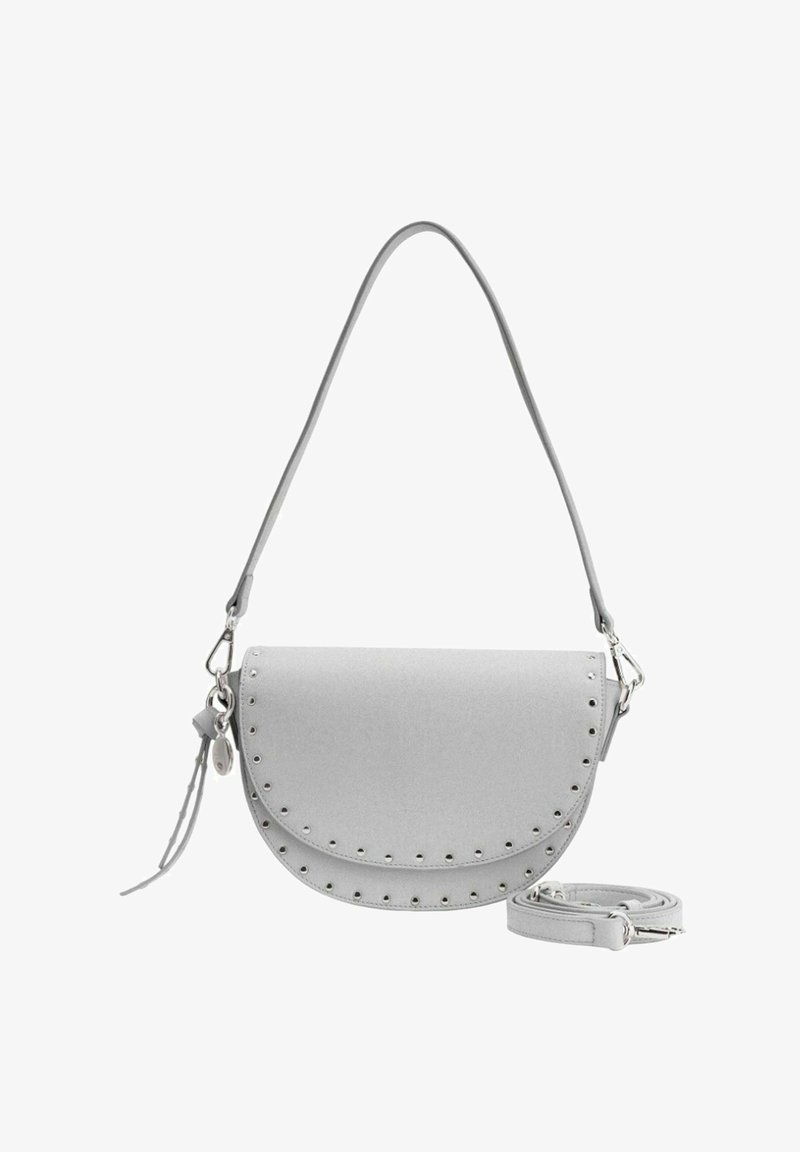 Sac bandoulière en similicuir gris avec un rabat arrondi, des clous argentés le long du bord, et une sangle amovible. Texture lisse.