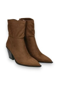 Botas de tobillo de ante marrón con punta afilada, parte superior arrugada y tacón bajo. Textura suave y diseño minimalista.