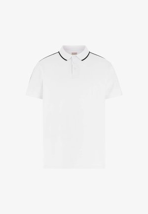 Polo shirt blanc en coton, avec une patte de boutonnage à trois boutons, des finitions noires le long du col et des manches, manches courtes et une coupe classique.