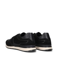 Zwarte suede sportschoenen met een glad leren hak en een crèmekleurige rubberen zool. Heeft een gelaagd ontwerp en contrasterende stiksels.