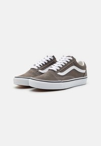 Graue Wildledersneaker verfügen über weiße Schnürsenkel, einen weißen Seitenstreifen und eine schwarze Gummisohle, gestaltet mit einer niedrigen Silhouette.