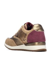 Zapatillas que combinan ante color beige, un patrón de piel de serpiente, detalles dorados y tonos ciruela; superficie texturizada y suela blanca.