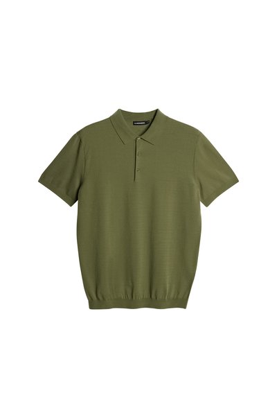Polo à manches courtes en vert olive, fabriqué en tissu tricoté doux. Il présente un col classique et une patte de boutonnage à trois boutons avec un ourlet côtelé.