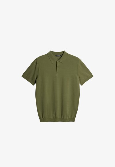 Polo à manches courtes en vert olive, fabriqué en tissu tricoté doux. Il présente un col classique et une patte de boutonnage à trois boutons avec un ourlet côtelé.