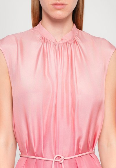 Vestido de satén rosa con cuello alzado, tejido recogido en el cuello y un lazo a juego en la cintura. Textura suave con un brillo sutil.