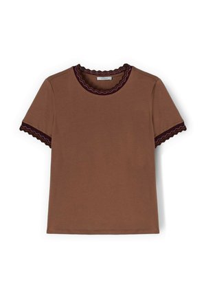 Camicia marrone a maniche corte con rifiniture smerlate in viola scuro e rosa sul colletto e sui bordi delle maniche.