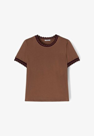 Camicia marrone a maniche corte con rifiniture smerlate in viola scuro e rosa sul colletto e sui bordi delle maniche.