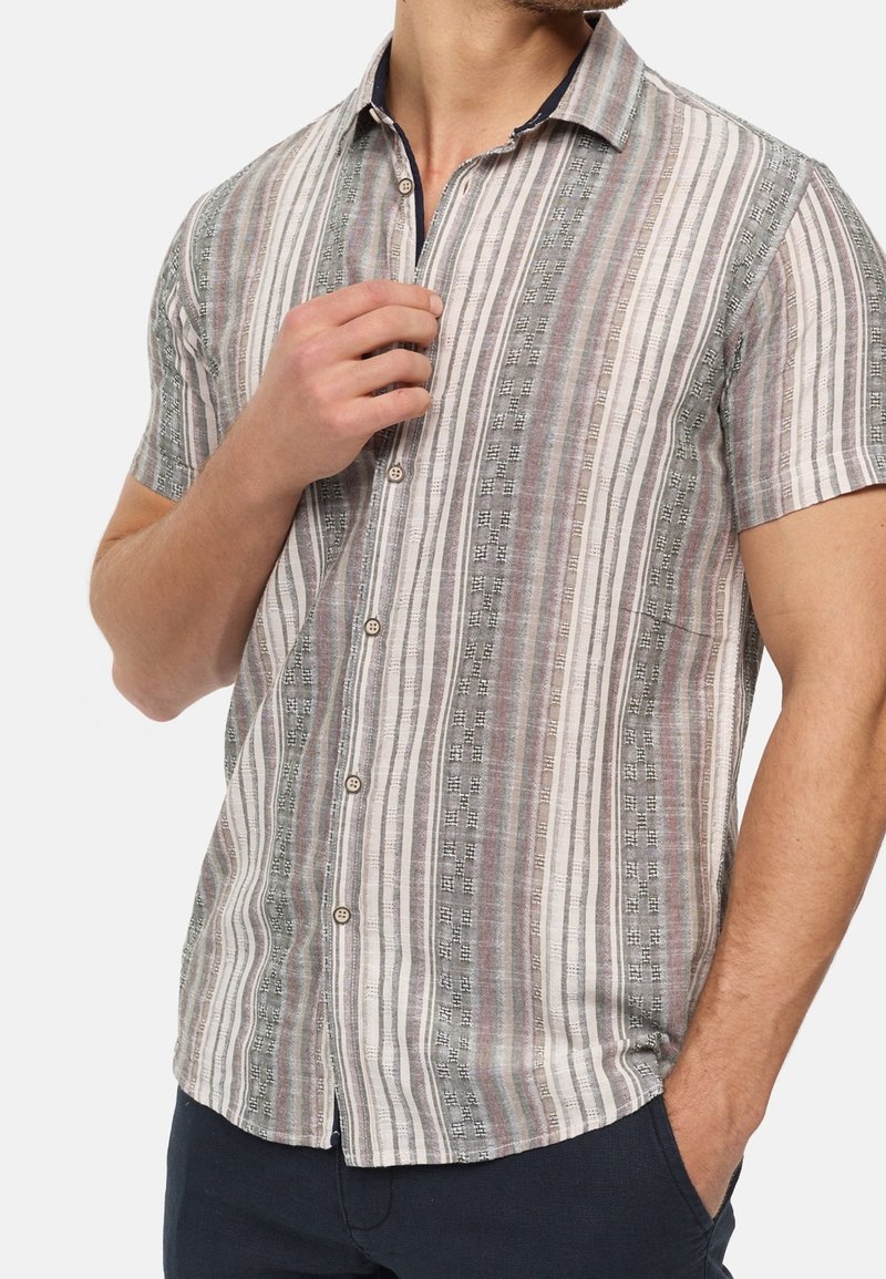 Kortærmet skjorte med knapper i let stof med lodrette striber i nuancer af hvid, grå og bordeaux; mønstrede detaljer langs kanterne.