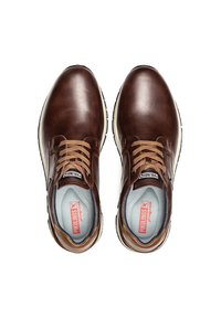 Chaussures en cuir marron avec une finition lisse, bout rond et lacets beige. Comprend une semelle intérieure rembourrée et une semelle blanche contrastante.