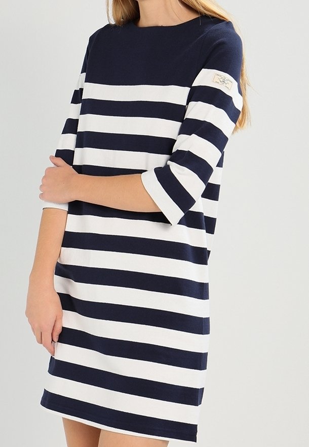 Robe rayée bleu marine et blanche avec un col rond, des manches trois-quarts et une coupe décontractée. Fabriquée en tissu doux avec des détails minimes.