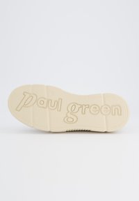 Ljust beige gummisula med strukturerat grepp, med det präglade varumärket "paul green" i ett avslappnat typsnitt och en slät yta.