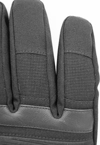 Guantes negros con un tejido texturizado en la parte posterior y palma de cuero suave. Tres secciones de dedos distintas con refuerzo en las costuras.