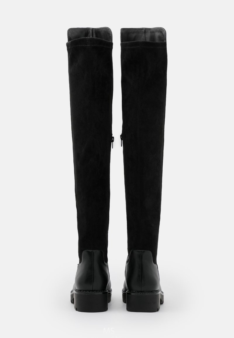 Stivali neri alti fino al ginocchio in suede, con una finitura liscia, cerniere posteriori e suole in gomma nera chunky.