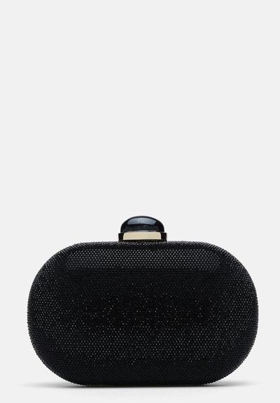 Pochette de soirée ovale noire recouverte de petites perles scintillantes avec un fermoir noir brillant sur le dessus, sur un fond uni.
