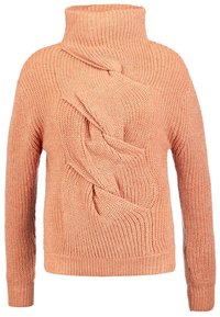 Světle broskvový hrubě pletený svetr s šroubovým vzorem na přední straně a vysokým vroubkovaným rolákem.