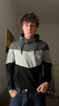 Kapucnis pulóver, szürke, fekete és világosszürke csepp mintával, kenguruzsebbel és egy kis logóval a mellkason.