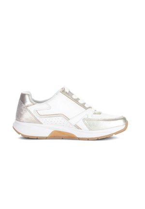 Witte en metallic zilverkleurige lage sneaker met veters aan de voorkant en een beige rubberen zool, zijaanzicht op een witte achtergrond.