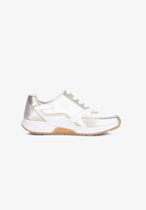 Witte en metallic zilverkleurige lage sneaker met veters aan de voorkant en een beige rubberen zool, zijaanzicht op een witte achtergrond.