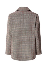Blazer de cuadros con cuello, que presenta patrones tejidos en gris, marrón y rojo. Mangas largas y diseño recto.