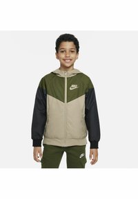 Chaqueta Nike con capucha, dise ño a bloques de color en verde oliva, beige y negro, con cierre de cremallera frontal y detalle del logo en el pecho.