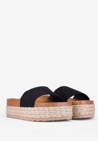 Sandali platform in suede nero con suola in juta intrecciata naturale e intersuola in sughero, caratterizzati da punta aperta e design a fascia larga.
