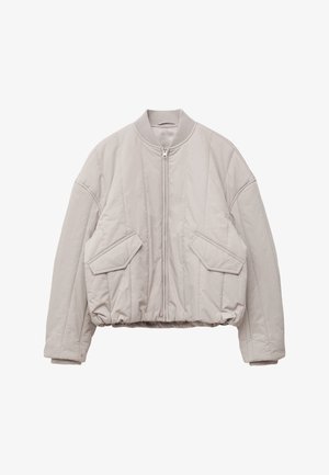 Hellgraue, kurze Jacke mit Reißverschluss vorne, geripptem Kragen und elastischem Bund. Verfügt über diagonale Steppungen und zwei aufgesetzte Taschen vorne.