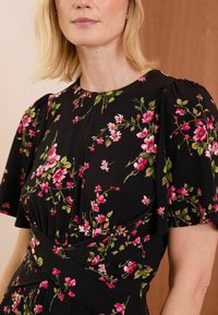 Love & Roses MIDI - REGULAR FIT - Trikotāžas kleita - black and pink floral