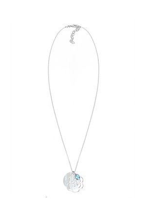 Silberne Halskette mit einem floralen Anhänger, der aus übereinander liegenden Blütenblättern und einem blauen Edelstein verfügt. Glatte Metallkette, minimalistisches Design.