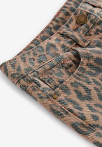 Jeans in denim stampato leopardato in morbido tessuto, caratterizzati da una base di arancione chiaro con macchie di teal scuro, completati da accenti in hardware dorato.