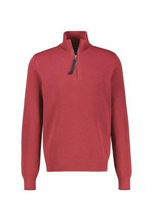 Rode gebreide trui met een kwartrits, lange mouwen en geribbelde boorden en zoom, met een klein ritssluitingtrekdetail op een hoge kraag.