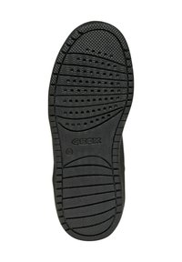 Suola di scarpa in gomma nera con un design testurizzato caratterizzato da scanalature e perforazioni per la traspirabilità. Il logo Geox è impresso sul lato.