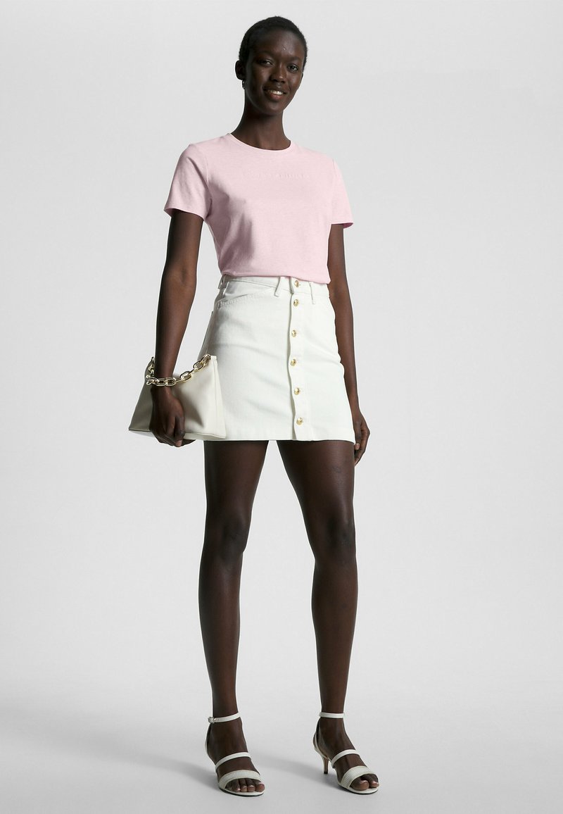 tommy hilfiger signature style