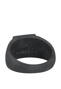 Sort mat ring med et glat, rundt design. Har en flad top og præget "Kuzzoi" tekst indvendigt. Tekstureret finish.