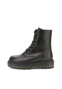 Bota de piel negra hasta el tobillo con diseño de cordones, puntera redonda y suela de plataforma adornada con pequeñas tachuelas doradas a lo largo del borde.