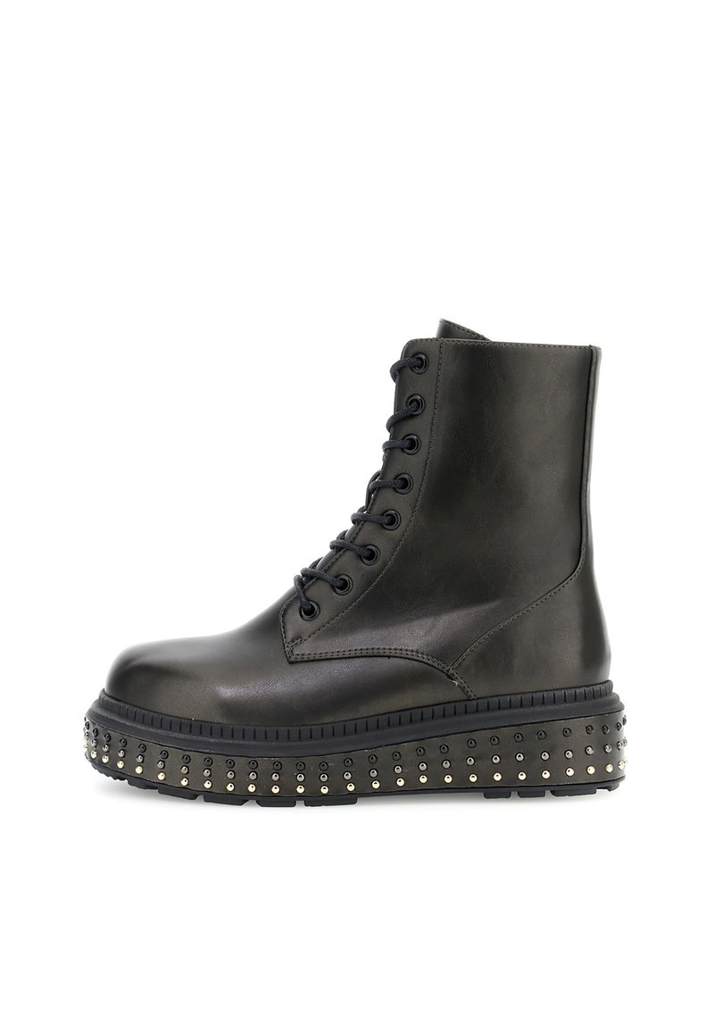 Bota de piel negra hasta el tobillo con diseño de cordones, puntera redonda y suela de plataforma adornada con pequeñas tachuelas doradas a lo largo del borde.
