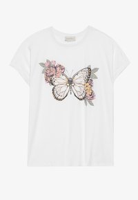 Hvid bomulds t-shirt med et stort sommerfugleprint med detaljerede konturer og pink blomsterakcenter på hver side. Korte ærmer.