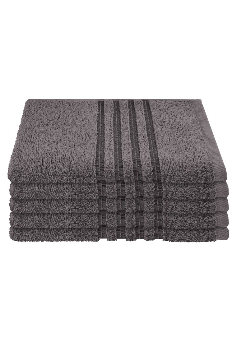 Set von fünf grauen Handtüchern, ordentlich gestapelt, mit einer strukturierten, gewebten Oberfläche und drei dunklen Streifen über die Breite. Weicher und saugfähiger Stoff.