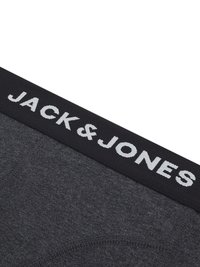 Graue Unterwäsche mit einem schwarzen Gummibund, auf dem "JACK & JONES" in weißer Schrift steht. Weicher Stoff und figurbetontes Design.