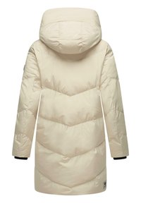 Krämfärgad, lång puffjacka med huva, prydd med chevron-quilting, elastiska ärmslut och en logopatch på den nedre sidan.