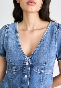 Tommy Jeans SLEEVE DRESS - Džinsa auduma kleita - denim