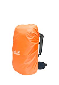 Housse de sac à dos étanche orange vif avec le logo "Jack Wolfskin", ajustée sur un sac à dos de randonnée noir avec bretelles et ceinture de taille.
