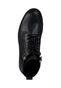 Mustast nahast pahkluu-saabas pitsist ees ja kuldsete detailidega. Omab siledat tekstuuri ja külgnevat tõmblukku mugavaks kandmiseks.