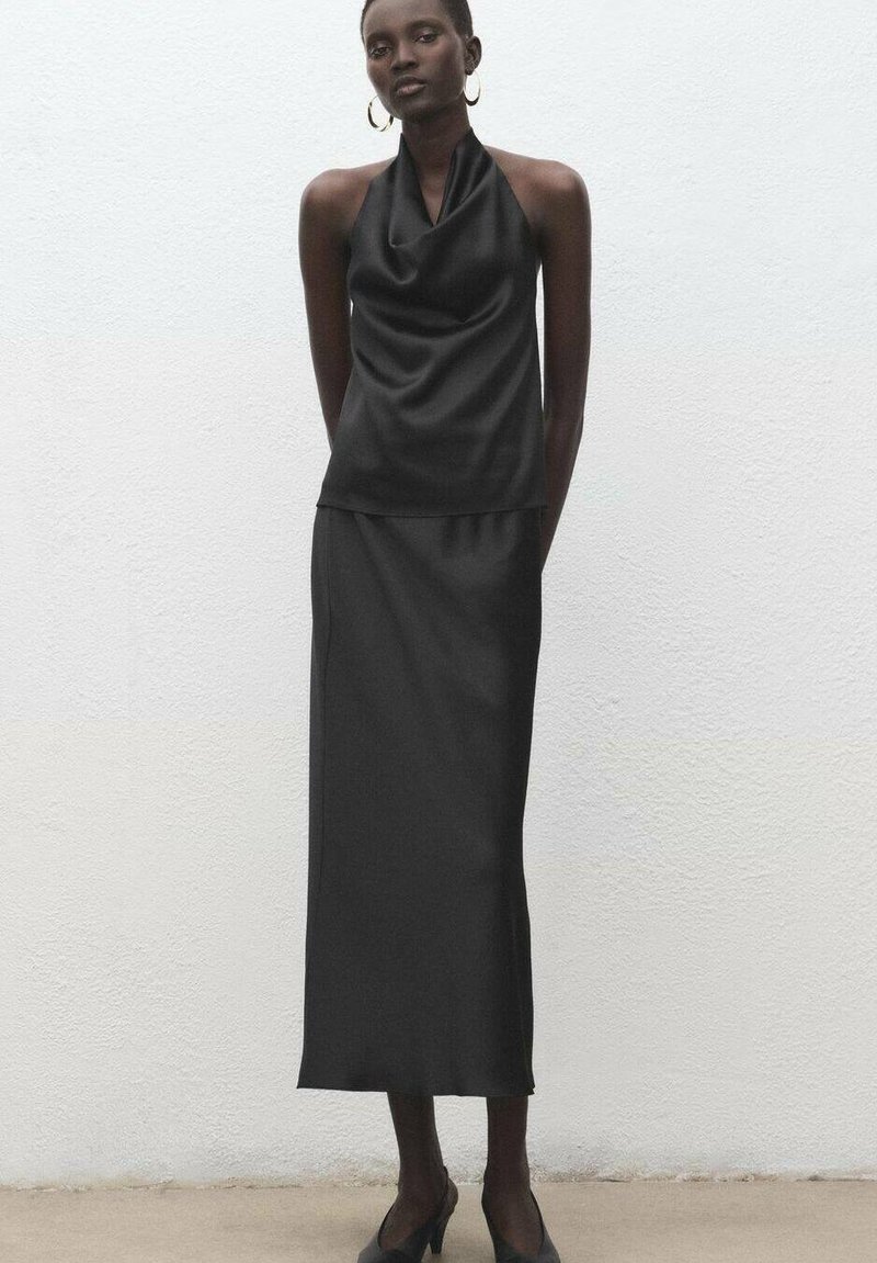 Čierny saténový halternový top s drapovaným výstrihom kombinovaný s dlhou sukňou, ktorá má hladký pocit a jednoduchý siluetu.